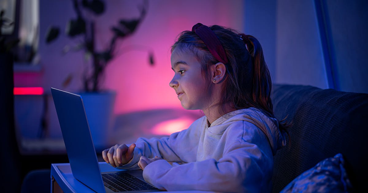 Como tornar o uso da internet mais saudável para crianças e adolescentes